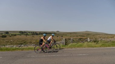 Dartmoor, Devon, İngiltere, İngiltere. 4 Eylül 2023. Dartmoor Ulusal Parkı, Devon, İngiltere, İngiltere 'de bisiklet turu yapan kadın bisikletçiler..