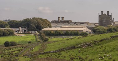 Princetown, Dartmoor, Devon, İngiltere. 4 Eylül 2023. Dartmoor hapishanesini Princetown, Devon, İngiltere 'deki hapishane binasına bağlayan çiftlik.