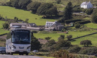 Dartmoor Ulusal Parkı, Devon, İngiltere, İngiltere. 4 Eylül 2023. Dartmoor Ulusal Parkı 'nda seyahat eden Alman tur otobüsü Devon, İngiltere, İngiltere.