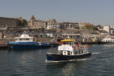 Plymouth, Devon, İngiltere, 6 Eylül 2023. Feribot, Plymouth şehir merkezinin arka planında yola çıkıyor. Barbican..