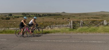 Dartmoor, Devon, İngiltere, İngiltere. 4 Eylül 2023. Dartmoor Ulusal Parkı, Devon, İngiltere, İngiltere 'de bisiklet turu yapan kadın bisikletçiler..