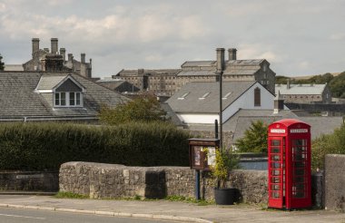 Princetown, Dartmoor, Devon, İngiltere. 4 Eylül 2023. Princetown, Dartmoor Milli Parkı 'nda yer alan ünlü Dartmoor hapishane binaları arka planda..