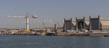 Devonport Tersanesi, Plymouth, Devon, İngiltere, İngiltere. 6 Eylül 2023. Devonport liman binaları ve donanma gemisi bakım altında, River Tamar, Plymouth, Devon, İngiltere,