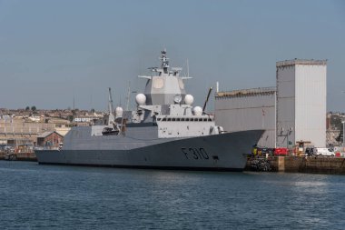 Devonport tersanesi, Plymouth, Devon, İngiltere, İngiltere. 6 Eylül 2023. Norveç donanmasının bir firkateyni Devonport rıhtımında, Plymouth, İngiltere