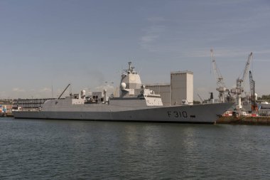 Devonport tersanesi, Plymouth, Devon, İngiltere, İngiltere. 6 Eylül 2023. Norveç donanmasının bir firkateyni Devonport rıhtımında, Plymouth, İngiltere