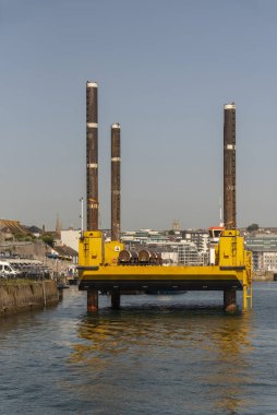 Plymouth, Devon, İngiltere, İngiltere. 6 Eylül 2023. Kendini yükseltme platformu, Barbican Plymouth, İngiltere 'deki rıhtımın yanında bir açık deniz destek gemisi.