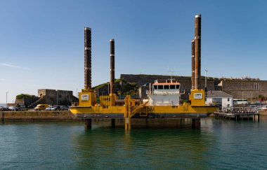 Plymouth, Devon, İngiltere, İngiltere. 6 Eylül 2023. Kendini yükseltme platformu, Barbican Plymouth, İngiltere 'deki rıhtımın yanında bir açık deniz destek gemisi.