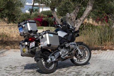 Malia, Girit, Yunanistan. Turistler için pannier taşıyan motosiklet. Arka manzara..