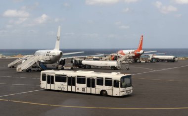 Heraklion, Girit, Yunanistan. 02.10.2023. Heraklion Nikos Kazantzakis Uluslararası Havaalanı 'nın önlüğündeki yolcu jeti.