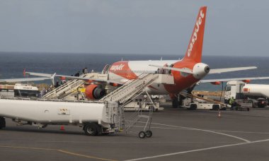 Heraklion, Girit, Yunanistan. 02.10.2023. Heraklion Nikos Kazantzakis Uluslararası Havaalanı 'nın önlüğündeki yolcu jeti.