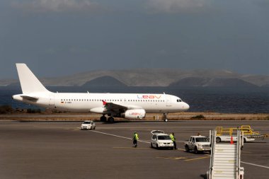 Heraklion, Girit, Yunanistan. 02.10.2023. Heraklion Nikos Kazantzakis Uluslararası Havaalanı 'nın önlüğündeki taksici yolcu jeti.