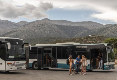 Girit, Yunanistan, Avrupa. 26.09.2023. Kuzey Girit 'te yolcularla dolu bir tur otobüsü..