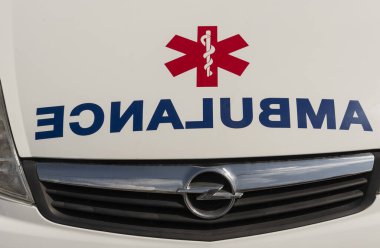 Girit, Yunanistan, Avrupa. 27.09. 2023. Özel bir Yunan ambulansının kaputunda ters dönmüş bir ambulans tabelası..