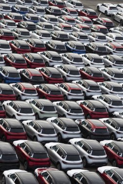 Zeebrugge Belçika Avrupa. 21.12.2024. İhracat ve ithalat için rıhtıma park edilmiş yeni arabalar. motor ticareti.