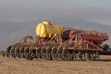 Batı Burnu, Güney Afrika. 20.04.2024. Çiftlik traktörü ve karavan sondajı ve Güney Afrika, Batı Burnu 'ndaki tarım arazisinde Canola tohumları..