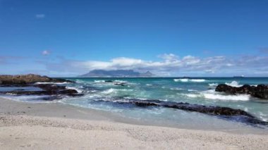 Bloubergstrand Güney Afrika 'nın batı kıyısı. 19 yaşında. 04 numara. 2024. Batıdaki Masa Koyu 'nun karşısındaki Bloubergstand sahil beldesinden Cape Town ve Table Mountain manzarası 