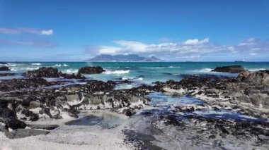 Bloubergstrand Güney Afrika 'nın batı kıyısı. 19 yaşında. 04 numara. 2024. Batıdaki Masa Koyu 'nun karşısındaki Bloubergstand sahil beldesinden Cape Town ve Table Mountain manzarası 