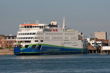 Portsmouth, İngiltere, İngiltere. 20.06.2024. Wight 'li Victoria feribotu Portsmouth Limanı' ndan İngiltere 'ye hareket ediyor..