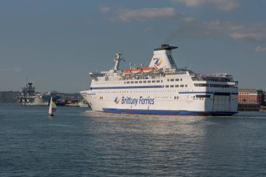 Portsmouth, İngiltere, İngiltere. Bretagne Portsmouth Limanı İngiltere 'ye giden feribotta bir Fransız dürümü..