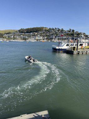 Dartmouth Devon İngiltere. 19.09.2024. Bir çift ve bir çift, Dart Nehri 'nin karşısındaki lastik botta Kingswear ile birlikte arka planda, İngiltere' nin güneyinde..