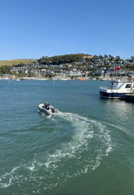Dartmouth Devon İngiltere. 19.09.2024. Bir çift ve bir çift, Dart Nehri 'nin karşısındaki lastik botta Kingswear ile birlikte arka planda, İngiltere' nin güneyinde..