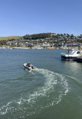 Dartmouth Devon İngiltere. 19.09.2024. Bir çift ve bir çift, Dart Nehri 'nin karşısındaki lastik botta Kingswear ile birlikte arka planda, İngiltere' nin güneyinde..