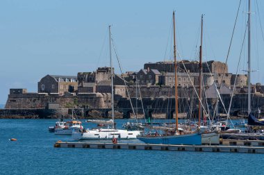 St. Peter Limanı Guernsey Kanal Adaları. 11.06.2023. St. Peter Limanı, Guernsey Kanal Adaları 'ndaki Cornet Kalesi' ne bakıyorum..