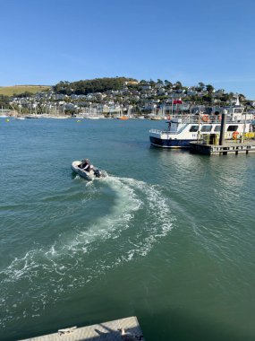 Dartmouth Devon İngiltere. 19.09.2024. Bir çift ve bir çift, Dart Nehri 'nin karşısındaki lastik botta Kingswear ile birlikte arka planda, İngiltere' nin güneyinde..