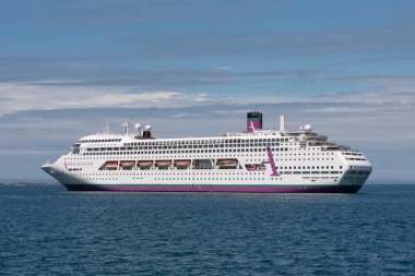 St. Peter Limanı Guernsey Kanal Adaları. 11.06.2023. Gemi Ambience 'ı St. Peter Limanı Guernsey Kanal Adaları' nda demirle.,