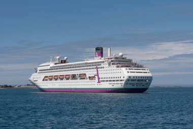 St. Peter Limanı Guernsey Kanal Adaları. 11.06.2023. Gemi Ambience 'ı St. Peter Limanı Guernsey Kanal Adaları' nda demirle.,