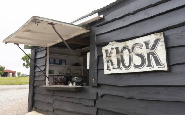 Garden Route Western Cape Güney Afrika. 07.12.2024. Güney Afrika Bahçe Yolu boyunca yiyecek ve içecek servisi yapan büfe..