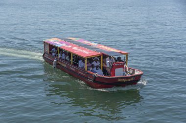 Cape Town Güney Afrika. 25.12.2024. Cape Town rıhtımında bir şehir turu teknesi ve turistler..