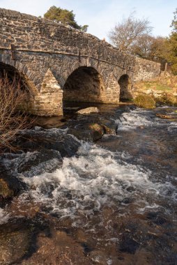 İngiltere 'deki Dartmoor Devon Köprüsü sonrası. 05.02.2025. Dartmoor İngiltere 'deki Postbridge' de eski bir yol köprüsünün altından akan Dart Nehri..