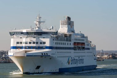 Portsmouth İngiltere. 18.03.2025. Bir rulo. Manş Denizi 'ne giden Portsmouth Limanı' ndan kalkan feribota binin..