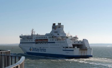 Portsmouth İngiltere. 18.03.2025. Bir rulo. Portsmouth Limanı 'ndan kalkan feribota binin. İngiliz Kanalı' nın Solent 'i..