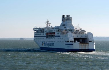 Portsmouth İngiltere. 18.03.2025. Bir rulo. Portsmouth Limanı 'ndan kalkan feribota binin. İngiliz Kanalı' nın Solent 'i..