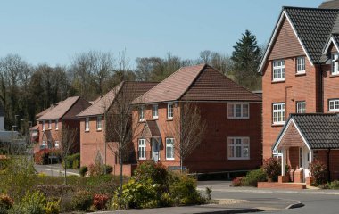Marlborough Wiltshire İngiltere. 06.04.2025. İngiltere 'nin batısındaki Marlborough Wiltshire kenar mahallelerinde yeni konut inşaatı..