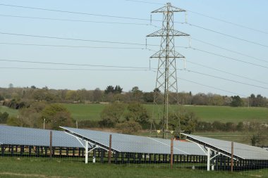 Andover Hampshire İngiltere. 04.04.2025. İngiltere 'nin Andover şehir merkezine yakın tarım arazisinde güneş enerjisi santrali.