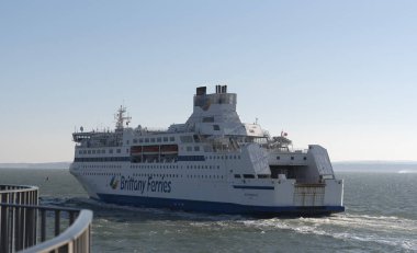 Portsmouth İngiltere. 18.03.2025. Bir rulo. Portsmouth Limanı 'ndan kalkan feribota binin. İngiliz Kanalı' nın Solent 'i..