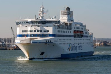Portsmouth İngiltere. 18.03.2025. Bir rulo. Manş Denizi 'ne giden Portsmouth Limanı' ndan kalkan feribota binin..