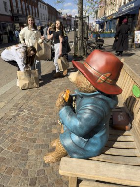 Newbury Berkshire İngiltere. 16 yaşında. 04 numara. 2025 yılı. Paddington Ayısı, Newbury şehir merkezine iki kişinin verdiği hasarla iyileşiyor.. 