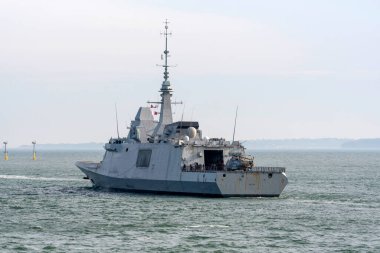 Solent Portsmouth İngiltere. 03.04.2025. Fransız savaş gemisi Aquitaine Portsmouth Kraliyet Donanması 'nın liman ziyaretinden dönen Solent' te.,