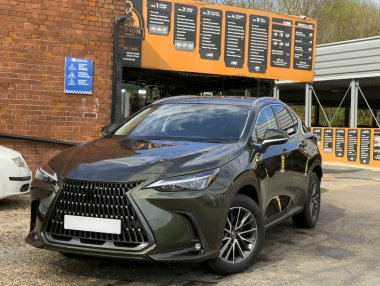 Basingstoke Hampshire İngiltere. 04.04.2025. 2025 plakalı yeni araba temizlenmiş bir el yıkama işi bırakıyor..