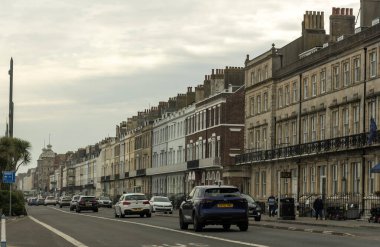 Weymouth Dorset İngiltere. 12.04.2025. Sıkıcı bir bahar gününde Weymouth 'a kıyı yolu boyunca giriş yapan tatil trafiği.