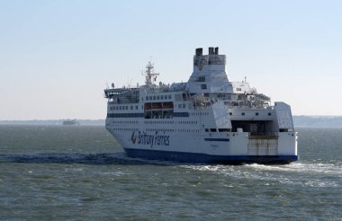 Portsmouth İngiltere. 18.03.2025. Bir rulo. Portsmouth Limanı 'ndan kalkan feribota binin. İngiliz Kanalı' nın Solent 'i..