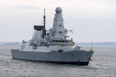 Portsmouth İngiltere. 03.04.2025. HMS Dauntless Güney İngiltere 'den Portsmouth Limanı' na giriyor..