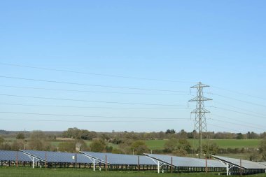 Andover Hampshire İngiltere. 04.04.2025. İngiltere 'nin Andover şehir merkezine yakın tarım arazisinde güneş enerjisi santrali.