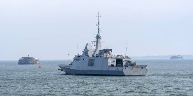 Solent Portsmouth İngiltere. 03.04.2025. Fransız firkateyni Aquitaine Portsmouth açıklarındaki Spitbank Kalesine yaklaşıyor..