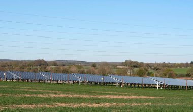Andover Hampshire İngiltere. 04.04.2025. İngiltere 'nin Andover şehir merkezine yakın tarım arazisinde güneş enerjisi santrali.