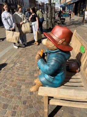 Newbury Berkshire İngiltere. 16 yaşında. 04 numara. 2025 yılı. Paddington Ayısı, Newbury şehir merkezine iki kişinin verdiği hasarla iyileşiyor.. 